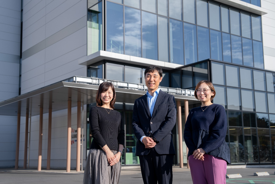 Ascella Bio Japan（アセラ・バイオ・ジャパン）株式会社は、アメリカの医療機器スタートアップが開発した検査システムを日本でも製品化するために、今年１月に設立された会社です。現在は、同社にとって最初の製品となる「呼吸器感染症体外診断システム」の製品化に挑戦中です。同社の鈴木様と田中様、長谷川氏の３名に、アセラバイオの技術的特徴や今後の展望について話を聞きました。